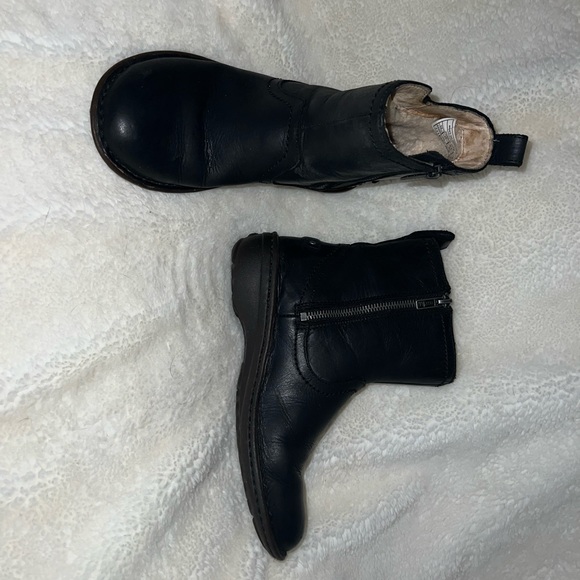 UGG boots. great boots, all leather, fur inside , worn maybe a total of 4 times. - Picture 5 of 6
